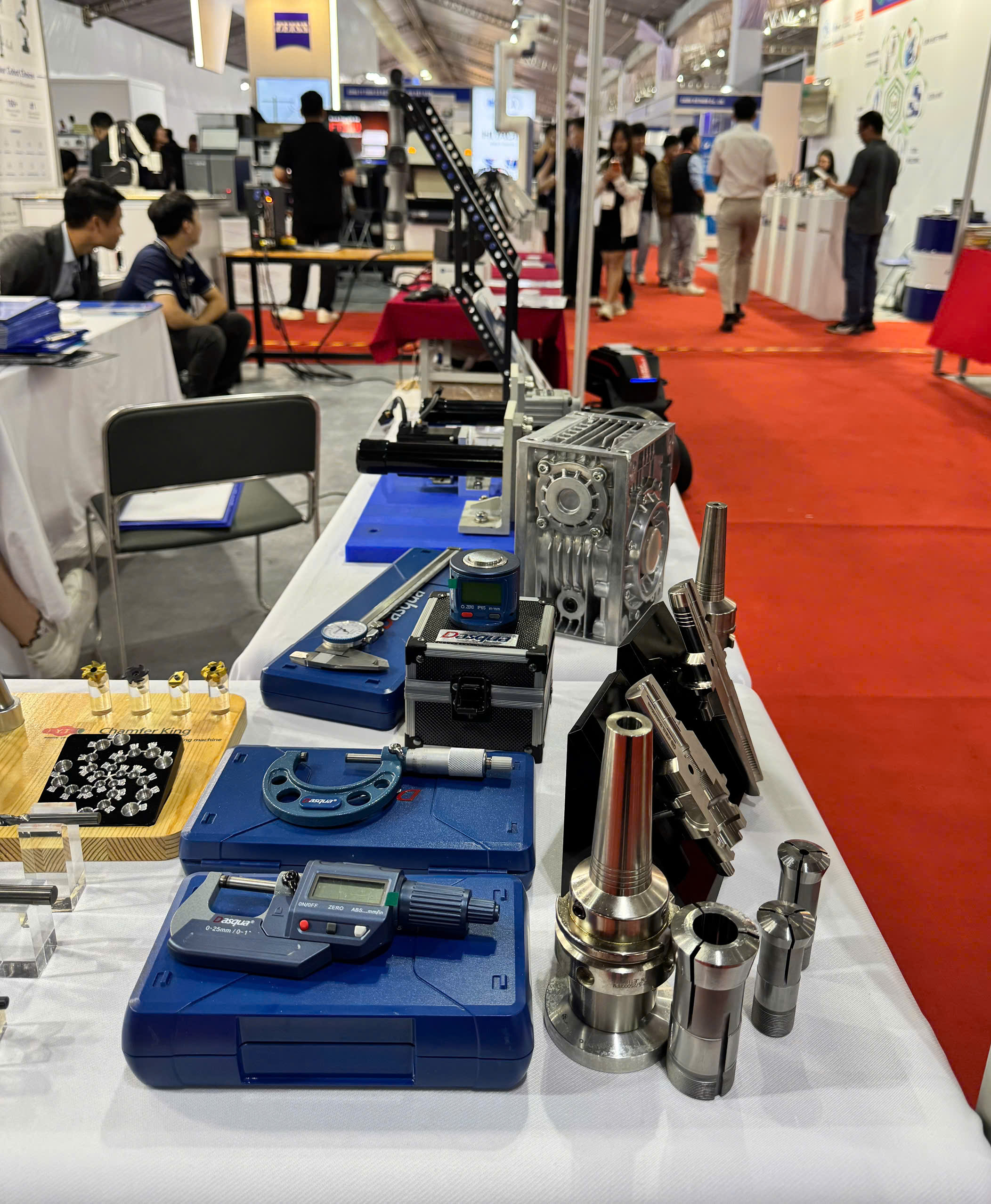 Gian trưng bày sản phẩm của Đức Phong