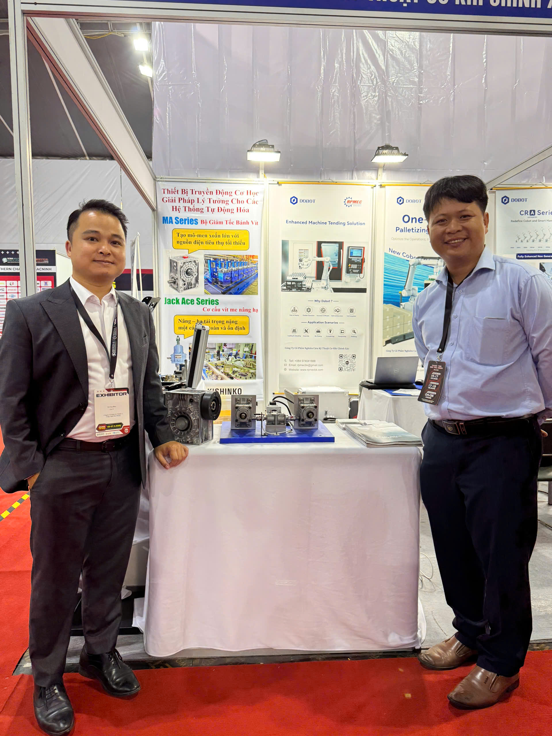 CEO Đức Phong cùng với đối tác tại triển lãm