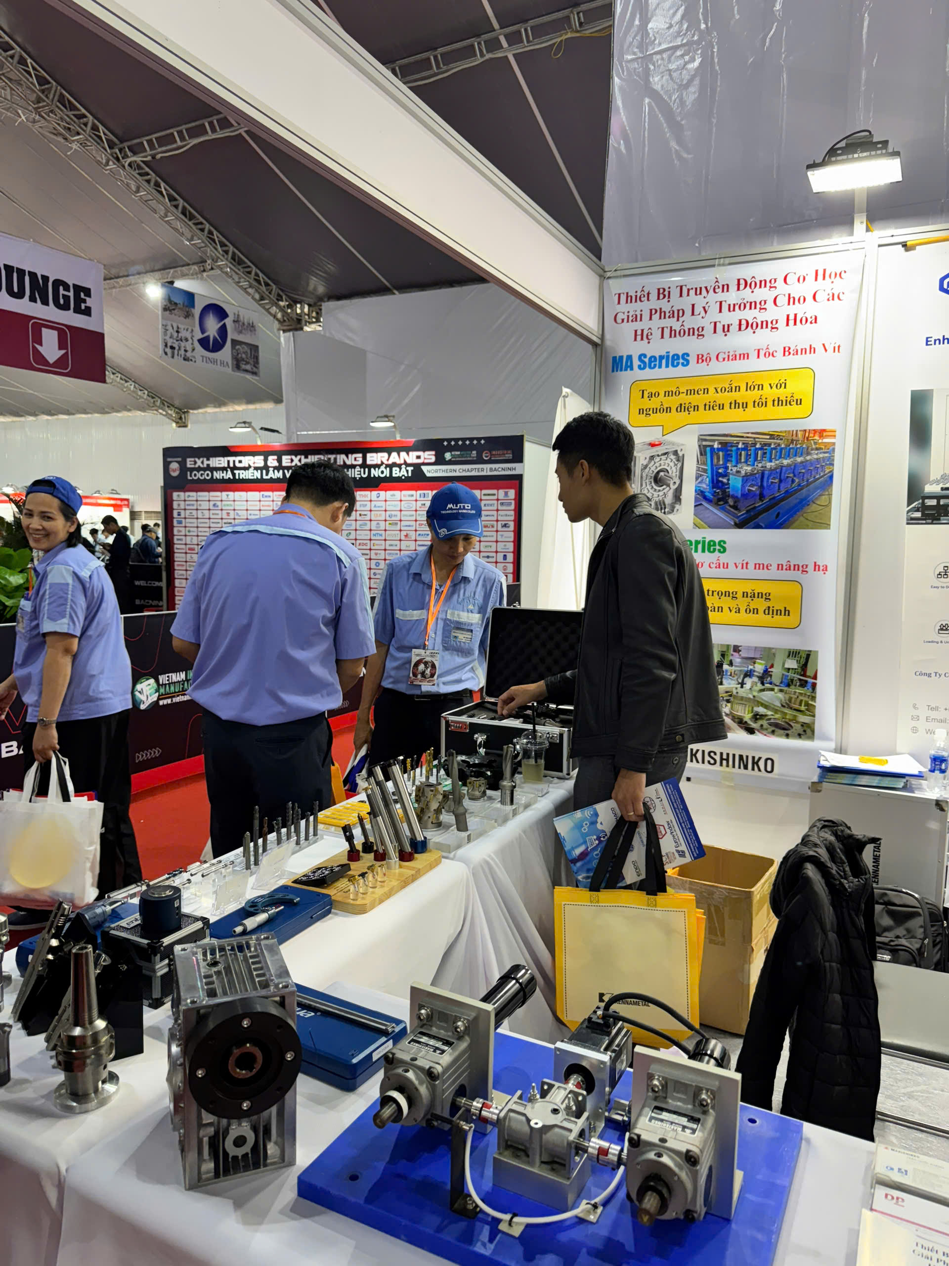 Gian trưng bày dụng cụ cắt gọt của Đức Phong