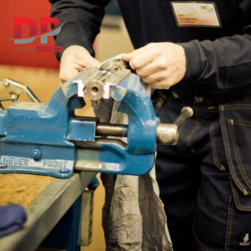 Gắn chắc ê tô trên bàn máy khi sử dụng