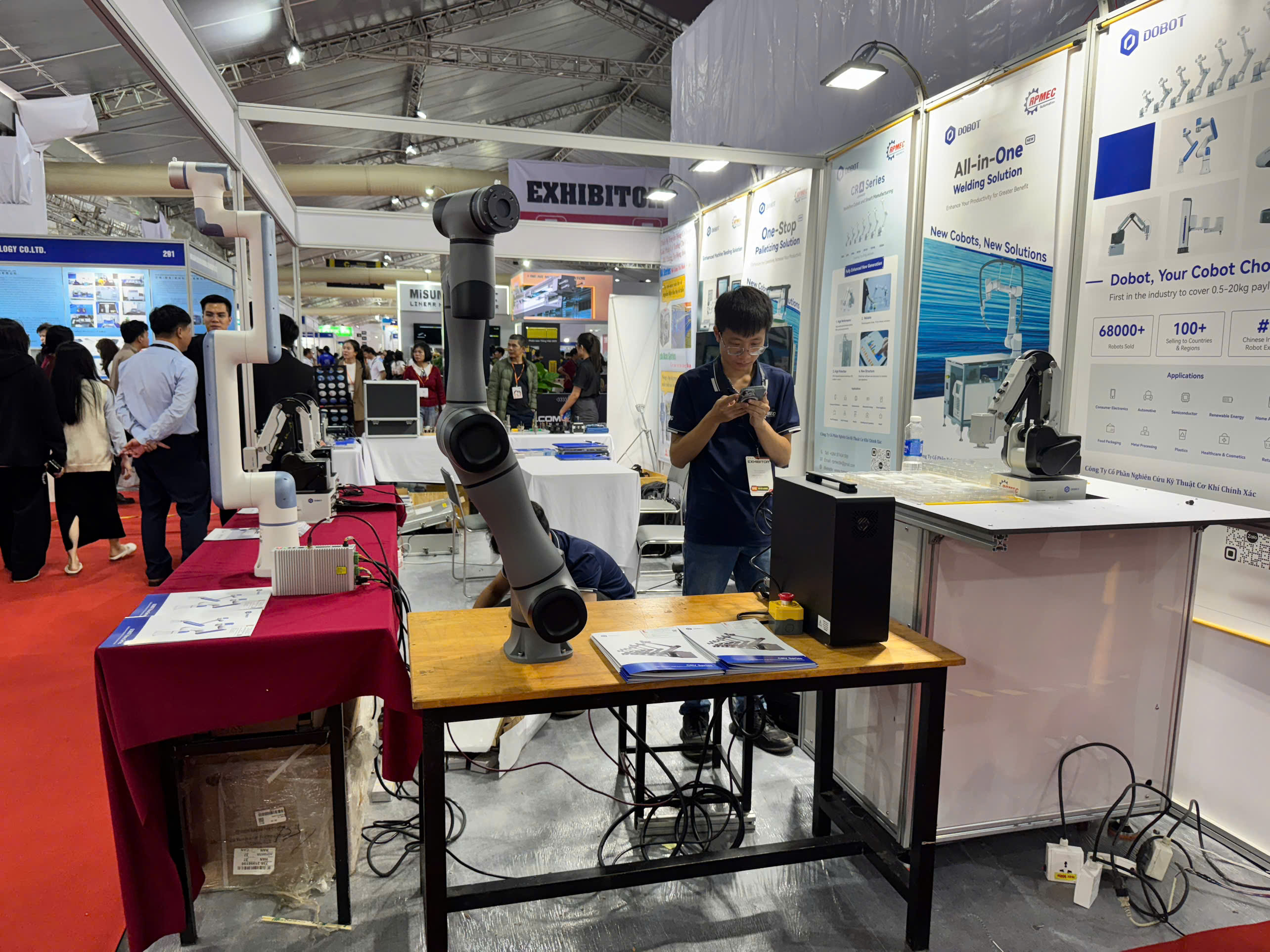 Gian trưng bày robot